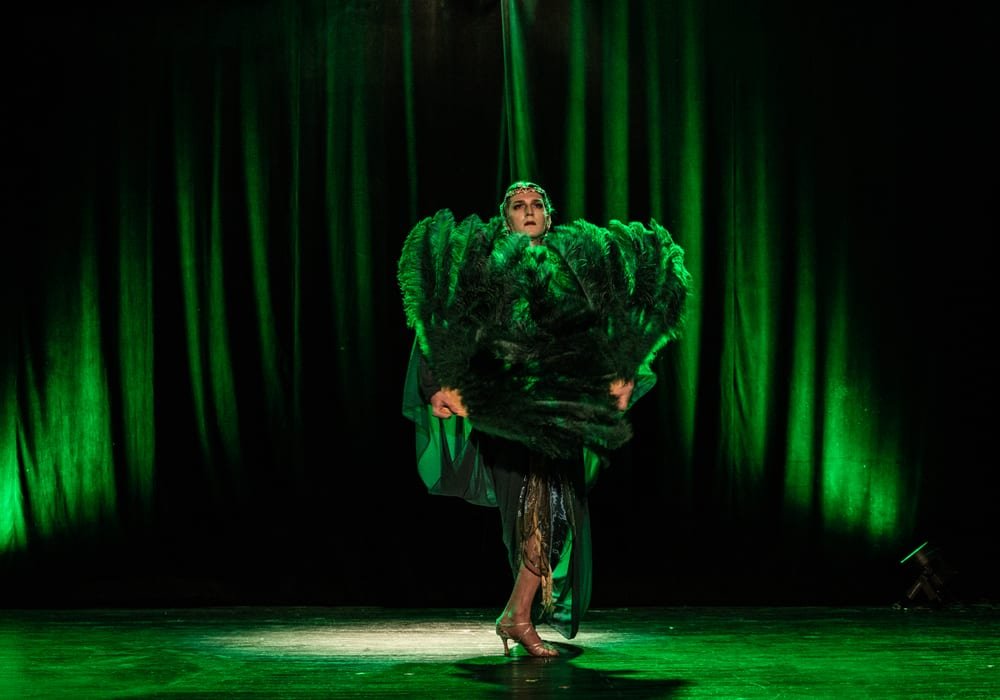Plumes et cabaret sur scène
