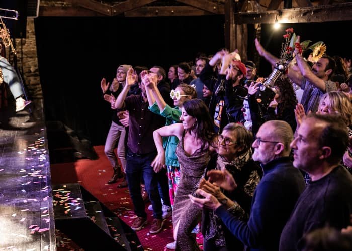 Public debout, confettis